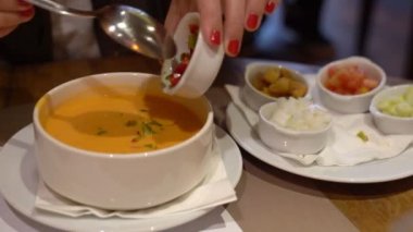 Salmorejo cordobes hatta bir gazpacho, tipik bir İspanyol domates çorbası bir kase hazırlanması