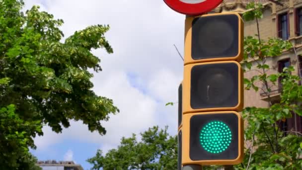 Modern traffic LED light blinking and changing color from green to yellow and finally red — Stock Video