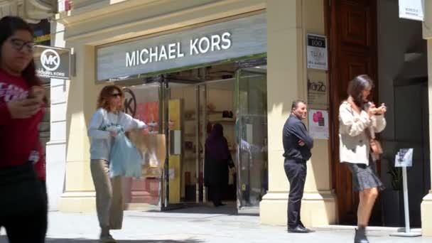 Barcelona, España. Junio 2019: Gente caminando frente a la tienda Michael Kors — Vídeos de Stock