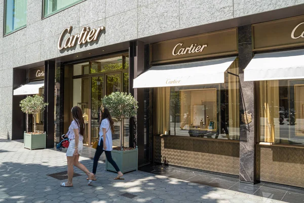 Barcelona, Španělsko. Červen 2019: lidé, kteří chodí před obchodem Cartier — Stock fotografie