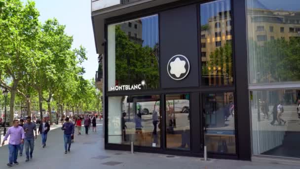 Barcelona, Spain. Juni 2019: mensen lopen voor Montblanc Store — Stockvideo