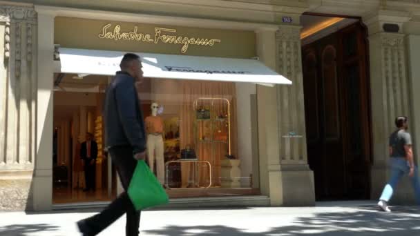 Barcelona, España. junio 2019: Gente caminando frente a la tienda Salvatore Ferragamo — Vídeos de Stock