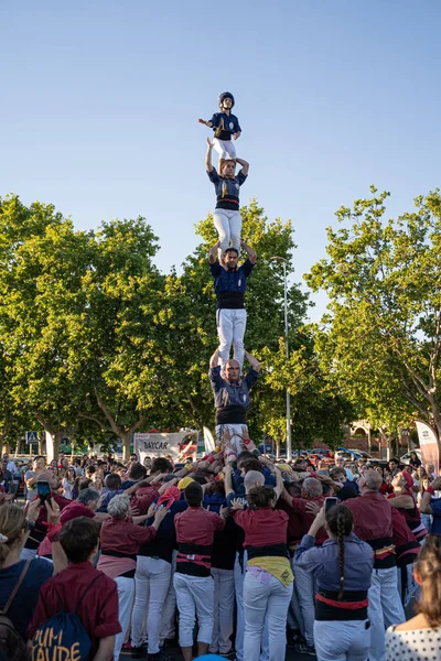 Cambrils, Spanien. Juni 2019: Castells Performance, ett Castell är ett mänskligt torn byggt traditionellt på festivaler inom Katalonien — Stockfoto