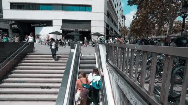 Barcelona, Spain: Crowd on Plaza de catalunya Square — Stock Video