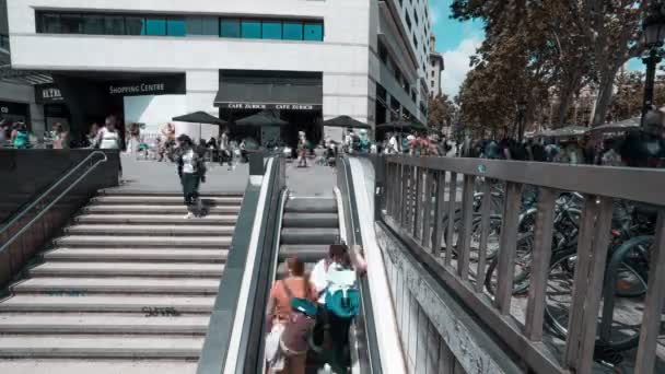 Βαρκελώνη, Ισπανία: πλήθος στην πλατεία Plaza de Catalunya — Αρχείο Βίντεο