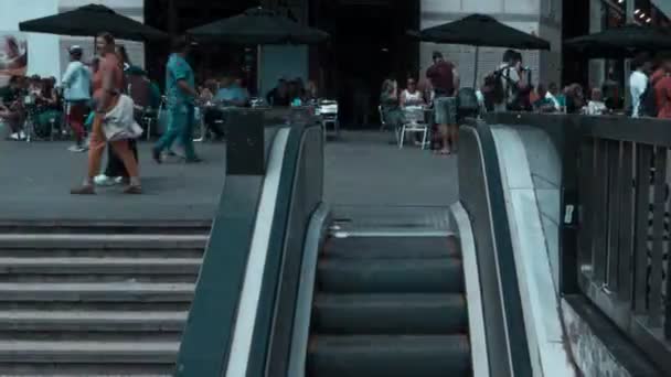 Timelapse de multitud saliendo de las escaleras mecánicas y caminando en la esquina de Plaza Catalunya, centro de Barcelona — Vídeos de Stock