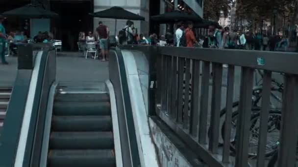 Timelapse de multitud saliendo de las escaleras mecánicas y caminando en la esquina de Plaza Catalunya, centro de Barcelona — Vídeo de stock