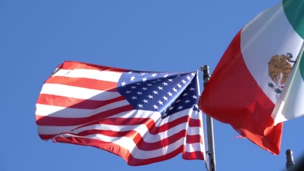 Mexikanska flaggan flyger bredvid den amerikanska flaggan — Stockvideo
