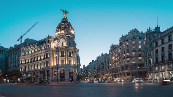 Madrid, Španělsko. Červen 2019: Timuplynout centrální Madrid na přejezdu Alcala a Gran Via Street v Madridu za soumraku — Stock video