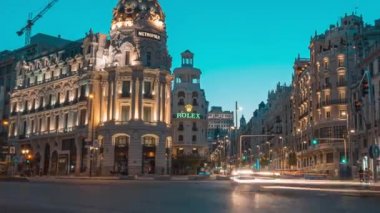 Madrid, İspanya. Haziran 2019: Alacakaranlık tarafından Madrid'de Alcala ve Gran Via sokak geçişinde Timelapse merkezi Madrid