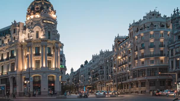 Madrid, Spanje. Juni 2019: timelapse in het centrum van Madrid op de kruising Alcala en Gran via Street in Madrid door Twilight — Stockvideo