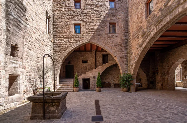 Innenhof in der mittelalterlichen Burg von Cardona in Katalonien, Spanien — Stockfoto