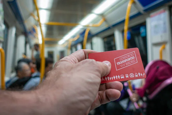 Madrid, Espanha. Julho 2019: Mão com cartão de transporte público de Madrid . — Fotografia de Stock