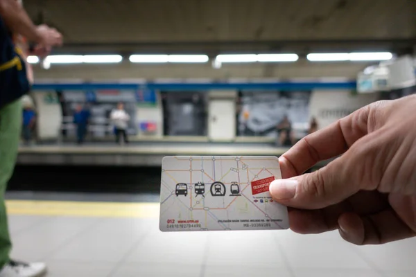 Madrid, Espanha. Julho 2019: Mão com cartão de transporte público de Madrid . — Fotografia de Stock