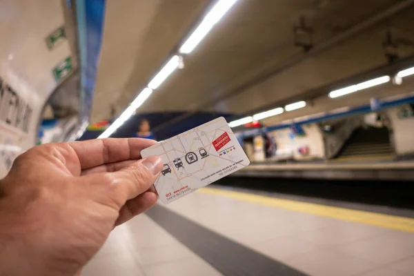 Madrid, Spanien. Juli 2019: Hand mit dem Ausweis für öffentliche Verkehrsmittel von Madrid. — Stockfoto