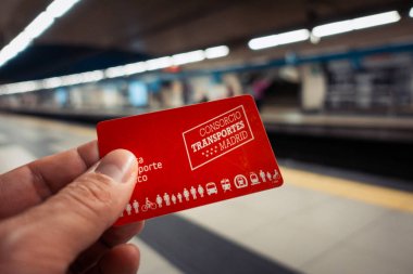 Madrid, Ispanya. Temmuz 2019: Madrid toplu taşıma kartı ile el.