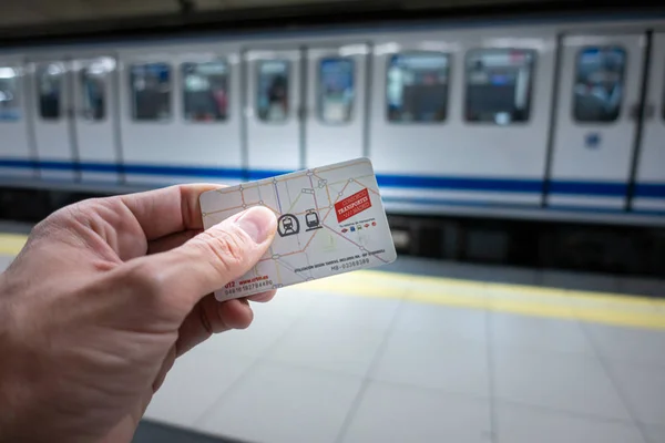 マドリード、スペイン。2019年7月:マドリードの公共交通機関カードを手に. — ストック写真