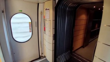 İspanya'da yüksek hızlı tren hizmeti olan Ave treninin iç kapısında kapılar kapanıyor.