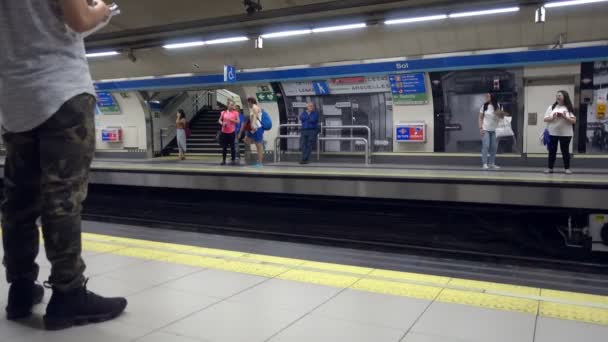 Madrid, Spanien. Juli 2019: plattform av en Metro posterar i Madrid — Stockvideo