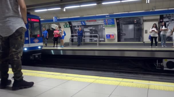 Madrid, Espagne. Juillet 2019 : arrivée du métro à une station de métro à Madrid — Video