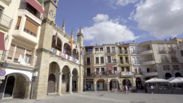 Plasencia, Espanha - Abril 2019: Praça Principal e Câmara Municipal de Plasencia, província de Cáceres, Estremadura, Espanha — Vídeo de Stock