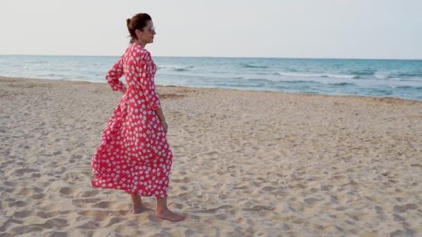 慢动作视图一个美丽的女人在红色礼服在日落时看地中海 — 图库视频影像