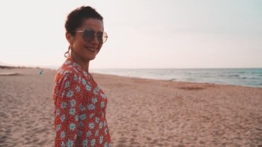 Elinden izleyiciye öpücük üfleyen güzel bir kadının slowmotion görünümü