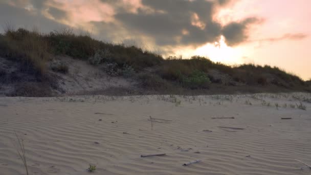 Dunes de sable blanc au coucher du soleil sur une plage méditerranéenne — Video