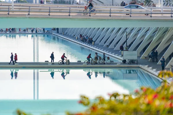 Valencia, España. 18 de diciembre: turistas en bicicleta en la Ciudad de las Artes y las Ciencias . — Foto de Stock