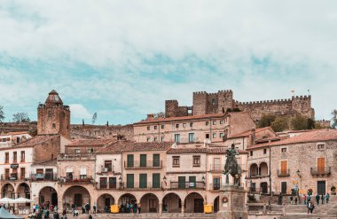Trujillo, Caceres, Extremadura, Ispanya ana meydanında Francisco Pizarro heykeli
