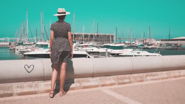 Τουριστική γυναίκα με ψάθινο καπέλο Denia Marina Port, Αλικάντε, Ισπανία — Αρχείο Βίντεο