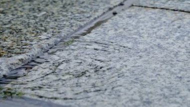 Sonbahar yağmur suyu büyük kabarcıklar oluşturan sokakta düşen damla