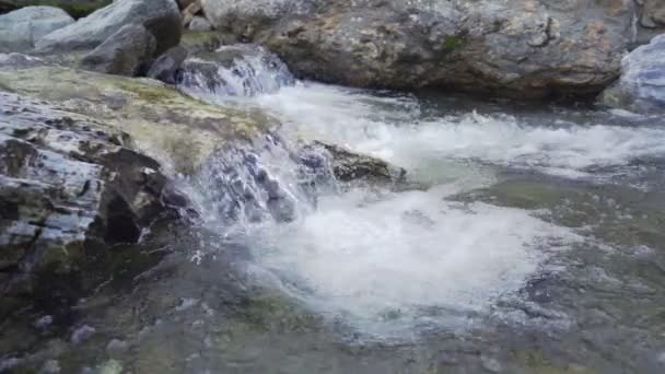 Detailní záběr vodního toku s bílým a průhledným bubliny. Zpomalený pohyb — Stock video