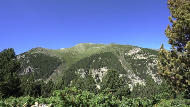 Vysoké hory, údolí Vall de Nuria v horských Pyrenesech Španělska. — Stock video