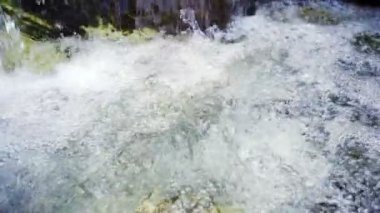 Beyaz ve şeffaf kabarcıkları ile su akışının kapatın. Ağır çekim