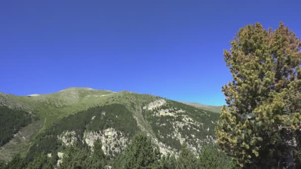 Alta montaña, valle de Vall de Nuria en la montaña Pirineos de España . — Vídeo de stock