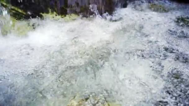 Närbild av vattenströmmen med vita och transparenta bubblor. Slow motion — Stockvideo