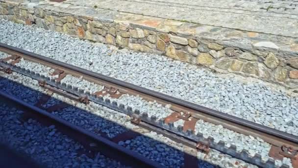 動いているコグ鉄道の線路。スペインのピレネー山脈のヌリアのクレマレラ列車 — ストック動画