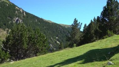 Yüksek dağlar, İspanya'nın Pireneler dağındaki Vall de Nuria vadisi.