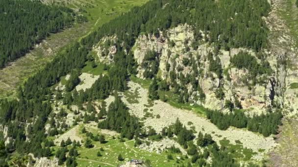 Ψηλά βουνά, κοιλάδα Vall de Νούρια στο βουνό Πυρηναία της Ισπανίας. — Αρχείο Βίντεο
