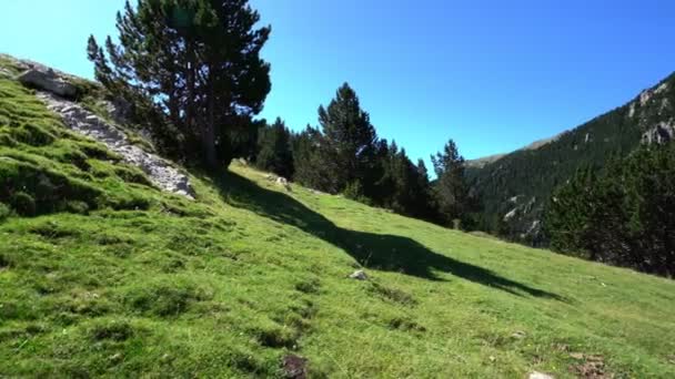 Altas montanhas, vale de Vall de Nuria, na montanha Pirinéus de Espanha . — Vídeo de Stock