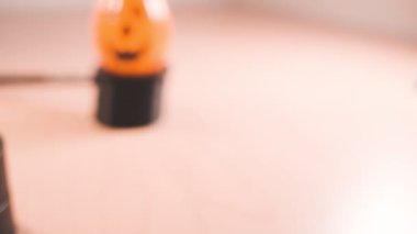 Gülümseyen halloween Kabak bulanık bir arka plan karşı izole