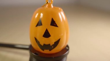 Gülümseyen halloween Kabak bulanık bir arka plan karşı izole