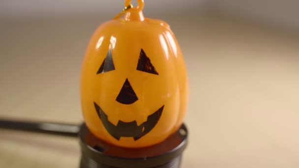 Uśmiechnięta Halloween dynia wyizolowana na rozmyte tło — Wideo stockowe