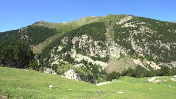 Hoge bergen, Vall de Nuria vallei in de Pyreneeën van Spanje. — Stockvideo