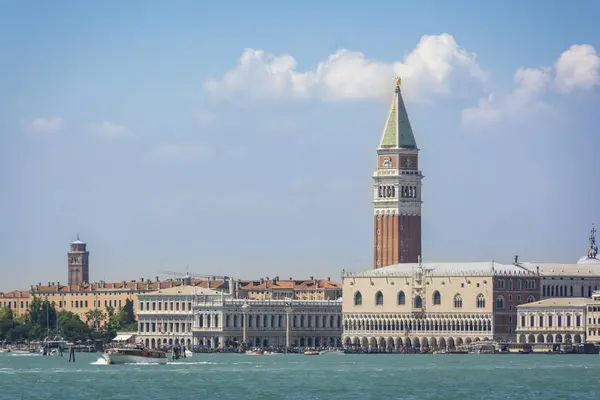 Famosa torre de San Marco y el Palacio Ducal en Venecia, Italia , — Foto de Stock