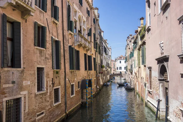 Boats on small canal in Venice, Italy. — Stock Photo, Image