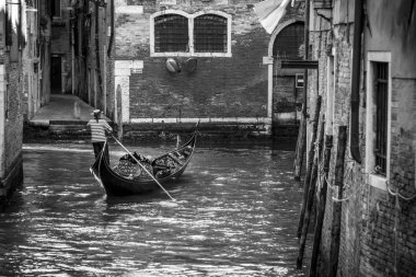 Venedik İtalya Venedik gondolier. Siyah beyaz görüntü