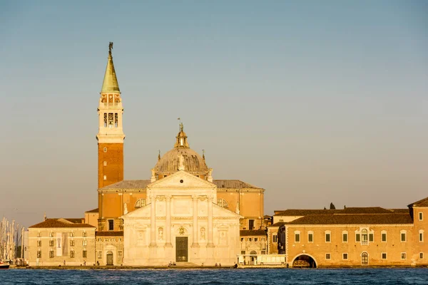 Vista de la hora dorada del atardecer de la iglesia de San Giorgio Maggiore en Venecia, Italia — Foto de Stock