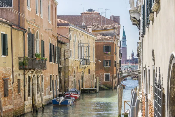 Barche sul canale a Venezia, Italia . — Foto Stock